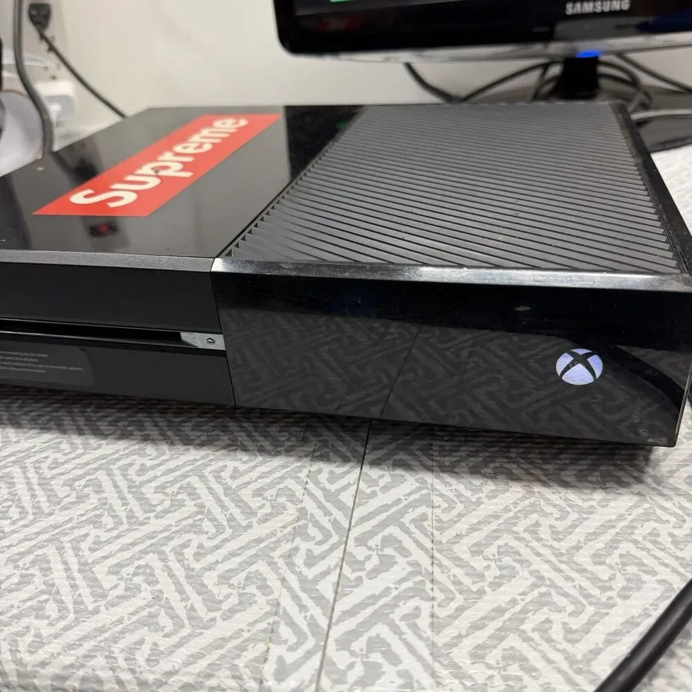 Xbox One Model 1540 Black Console Only WON'T READ DISCS Powers On- Parts/Repairs